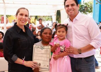 Atenea Gómez entrega actas de nacimiento en la Zona Continental de Isla Mujeres