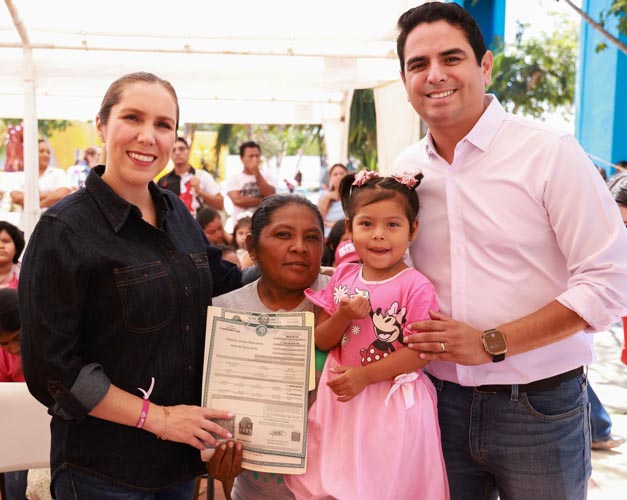 Atenea Gómez entrega actas de nacimiento en la Zona Continental de Isla Mujeres
