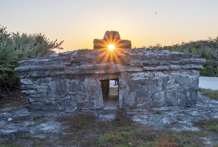 Cozumeleños presencian alineación solar en “El Caracol”