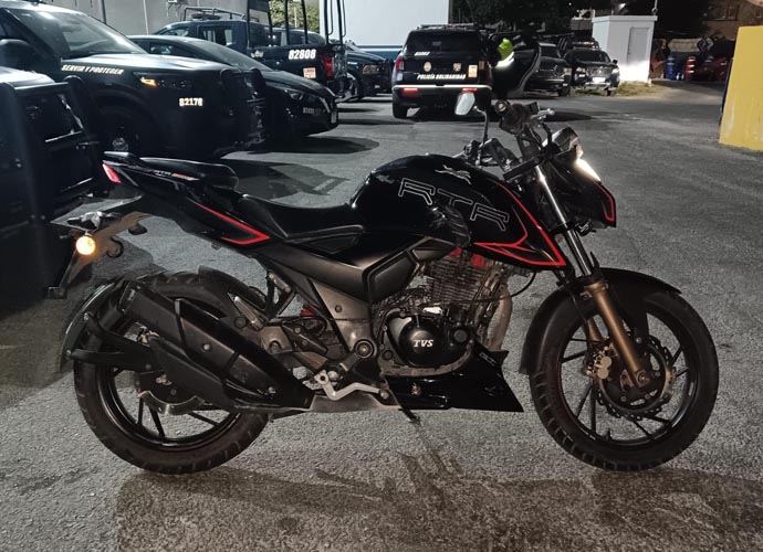 Al ver a la policía dejan abandonada una motocicleta robada