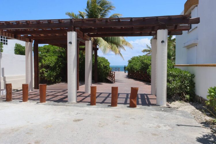 Puerto Morelos renueva su rostro turístico con la rehabilitación de accesos a la playa