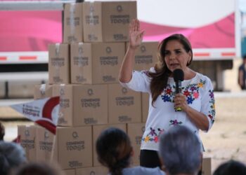 Encabeza Mara Lezama entrega de 700 tarjetas y paquetes alimentarios