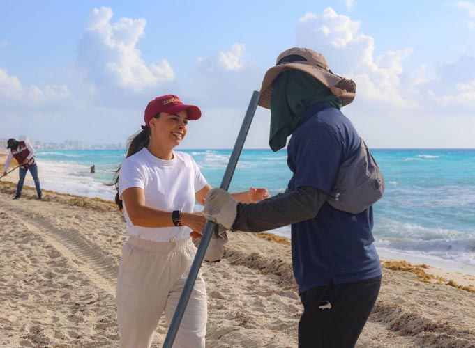 Refuerzan limpieza de sargazo para mantener playas de Cancún impecables