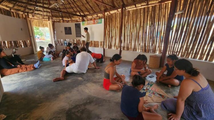 Niñez maya imagina su futuro con juegos ancestrales, reviven el Patolli y el Chilam Balam en Tuzik