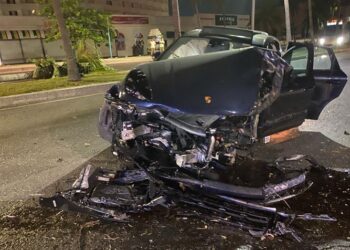 Lujoso vehículo termina deshecho en el boulevard Kukulcán de Cancún