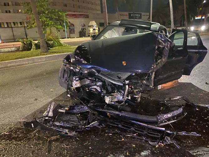 Lujoso vehículo termina deshecho en el boulevard Kukulcán de Cancún