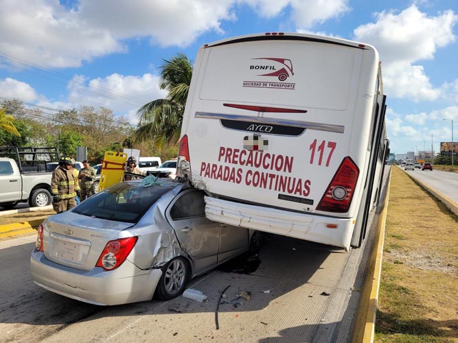 Fuerte accidente en el boulevard Colosio deja dos heridos y caos vial