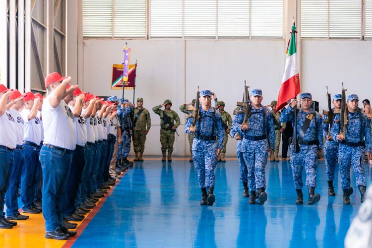 Jóvenes cozumeleños juran lealtad a la patria en protesta de bandera del SMN