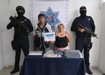 Detienen a pareja con droga, cartuchos y chaleco antibalas