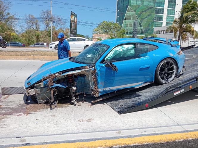 Porsche GT3 se sube al camellón y suma el cuarto accidente del día en la Colosio