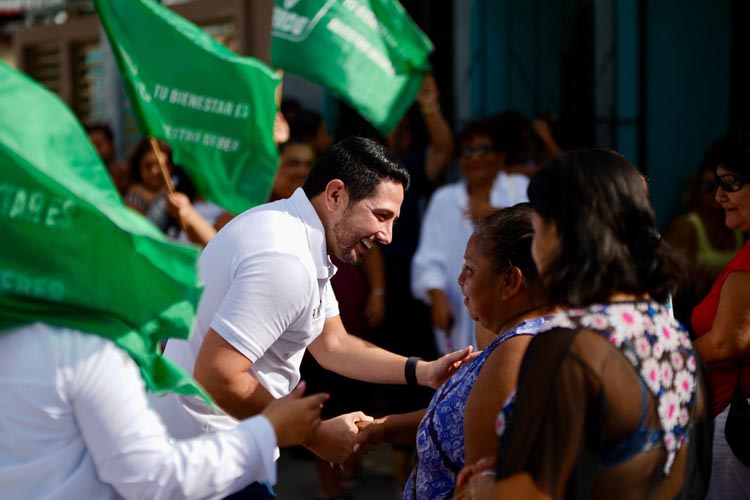 Renán Sánchez Tajonar escucha y dialoga con vecinos de la SM 101 para fortalecer la política cercana en Cancún