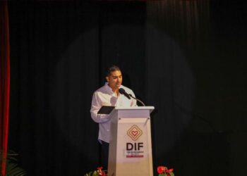 Toman protesta 21 jóvenes como impulsores de la transformación en Playa del Carmen