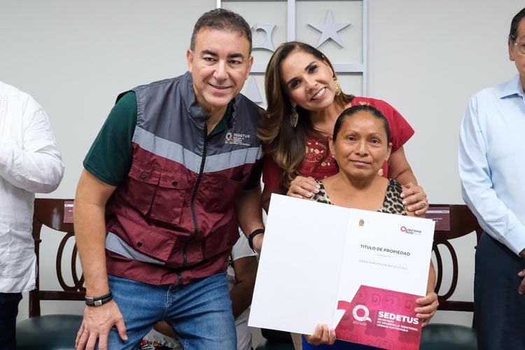 Entrega Mara títulos de propiedad en Chetumal