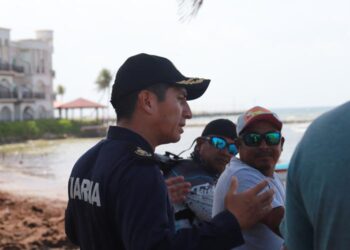 Implementan operativo emergente contra el sargazo en Playa del Carmen
