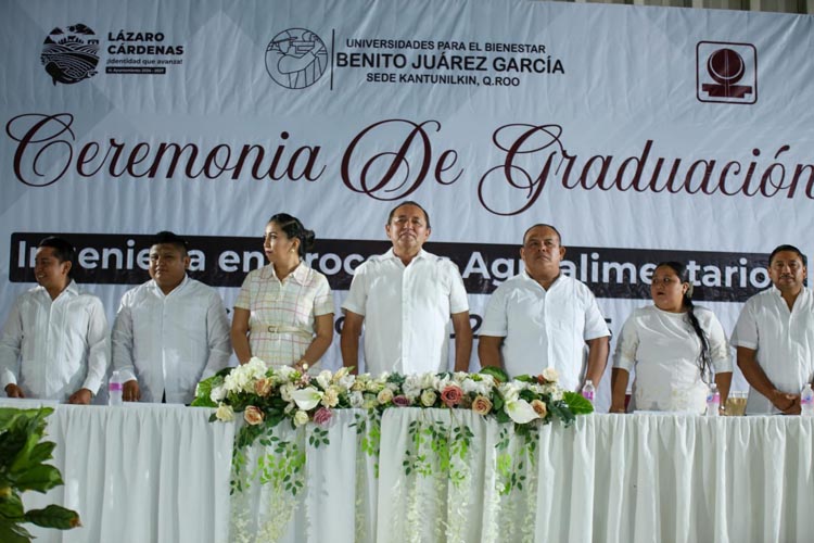 Nivardo Mena celebra el logro de 50 nuevos ingenieros de la UBBJ en Kantunilkín