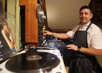 Chef Cristian Morales inaugura “Music Hall”, sitio que fusiona alta cocina y viniles