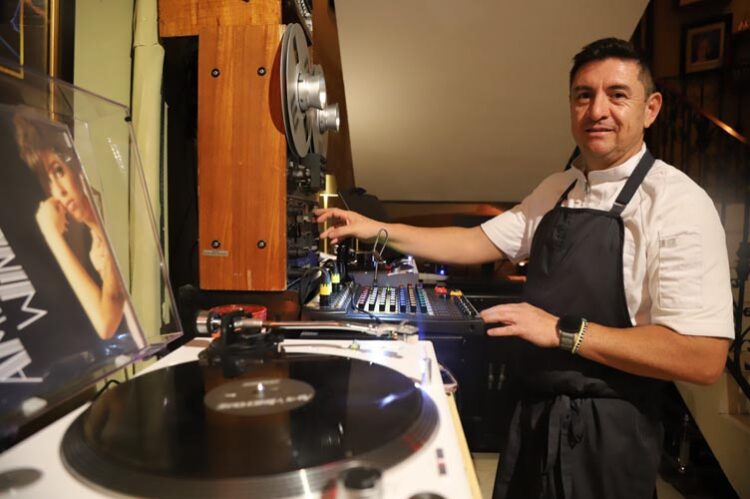 Chef Cristian Morales inaugura “Music Hall”, sitio que fusiona alta cocina y viniles