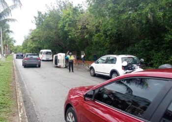 Volcadura en la avenida Enrique Savignac obliga a desviar el tráfico hacia Kukulcán