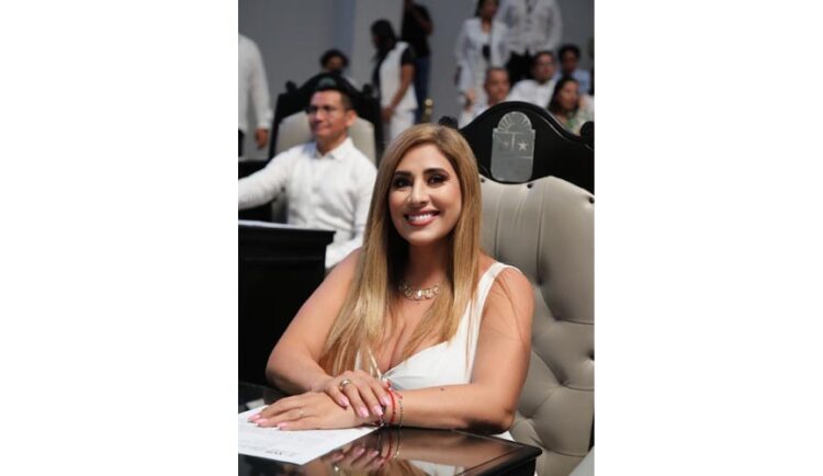 Lanzan Universidad de la Mujer Quintanarroense con mil becas