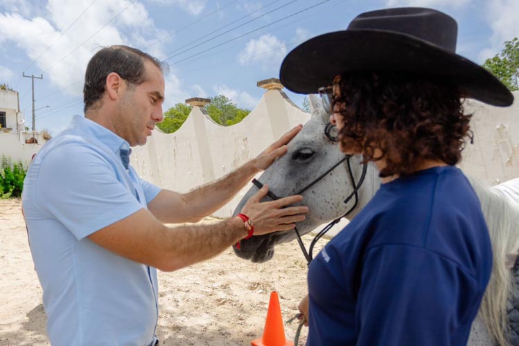 Niñas, niños y adultos mayores se benefician del Centro de Equinoterapia en Tulum