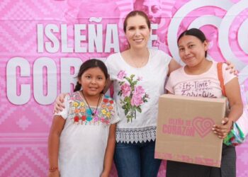 Entrega Atenea apoyos alimentarios del programa “Isleña de Corazón”