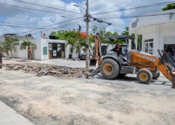 Pavimentación en colonia Ejido de Tulum, con un avance del 25%