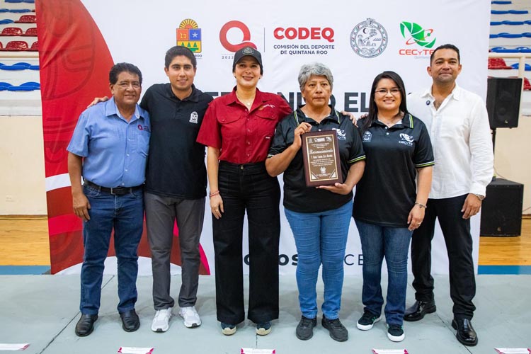 Reconocen a atletas del CECyTE que hicieron historia en torneo nacional