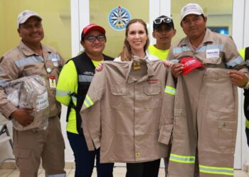 Entrega Atenea uniformes en Ciudad Mujeres
