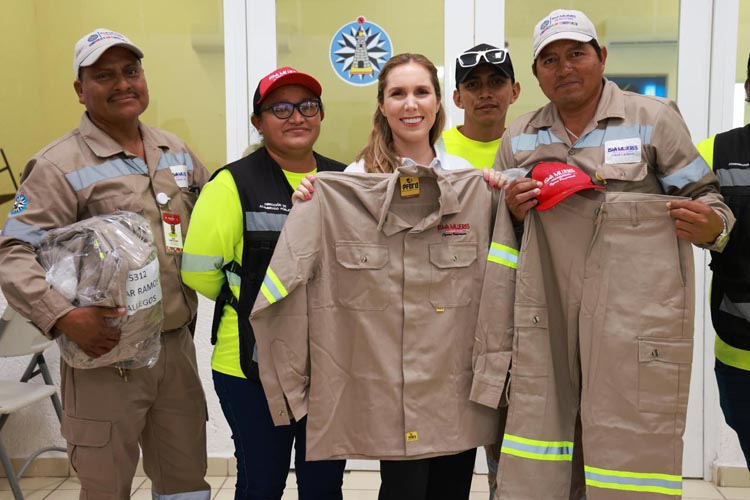 Entrega Atenea uniformes en Ciudad Mujeres