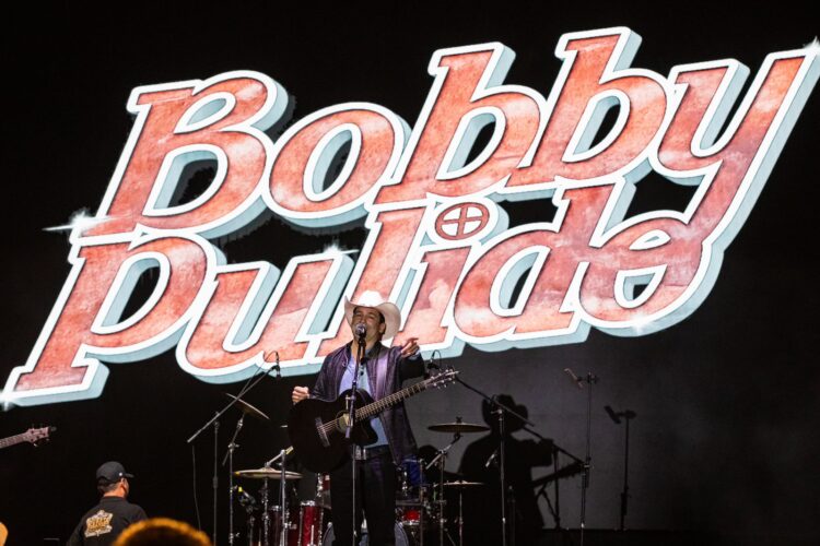 20 mil playenses vibran con la presentación de Bobby Pulido