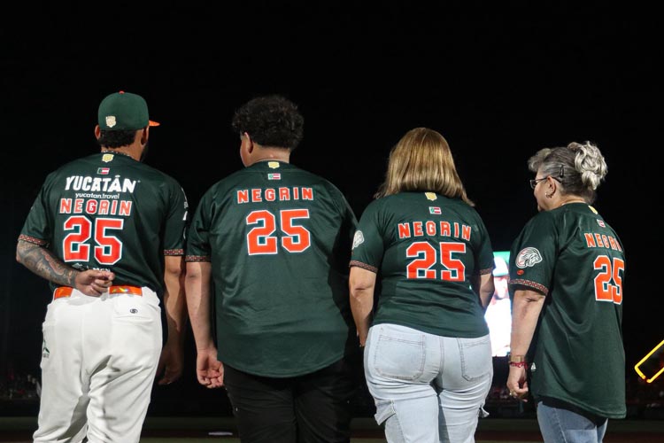 Leones de Yucatán retiran el número 25 de Yoanner Negrín en emotivo homenaje