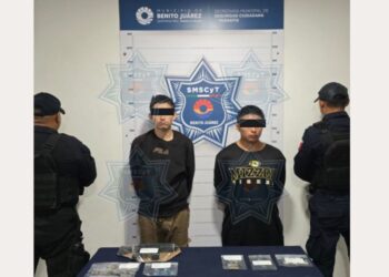 Sorprenden a dos jóvenes con droga y réplica de arma en Cancún