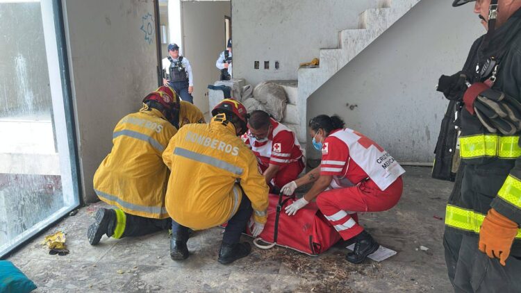Bomberos de Playa del Carmen rescatan a mujer lesionada en edificio de cuatro pisos