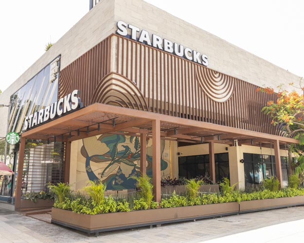 Starbucks estrena en la Quinta Avenida una tienda que celebra el arte, la sustentabilidad y el talento local