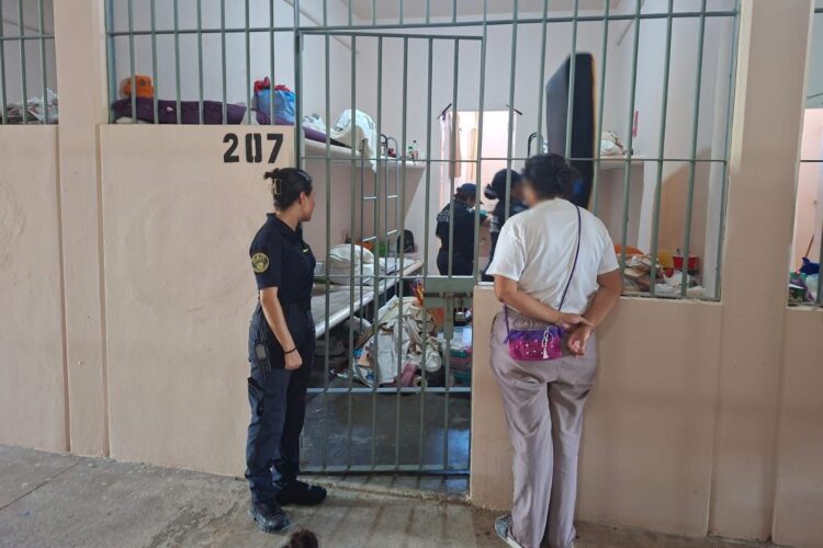 Hallan droga, armas hechizas y juguete sexual en cateo en la cárcel de Cancún  