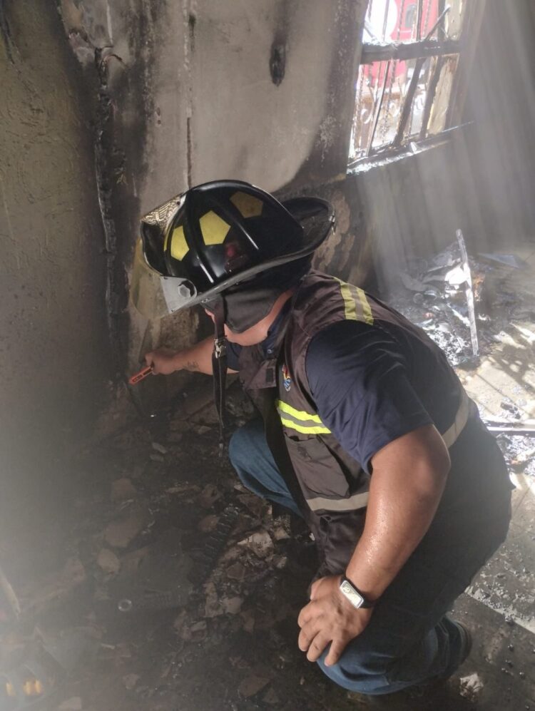 Bomberos controlan incendio en vivienda de Villas del Mar 1