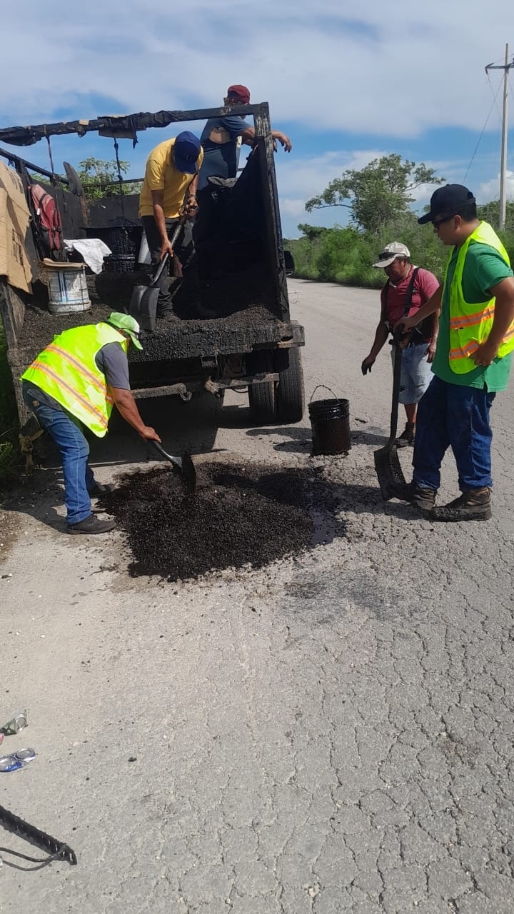 Para seguridad de conductores, bachean carreteras en Kantunilkín