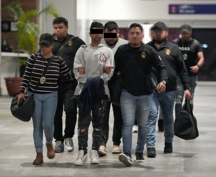 Bajo fuerte custodia, trasladan a Cancún a presuntos sicarios que ejecutaron a líder sindical