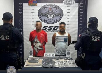 Detienen a dos hombres con presuntos narcóticos y arma larga