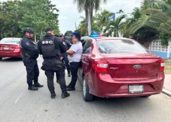Detienen a Juan Carlos al volante de un auto robado