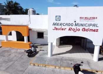 Dan mantenimiento al mercado municipal de Isla Mujeres