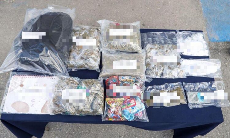 Conducía con negligencia; lo detienen y traía drogas