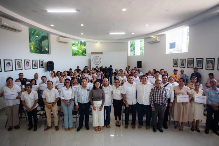 Apoyo a adultos para acabar su educación básica en Playa del Carmen