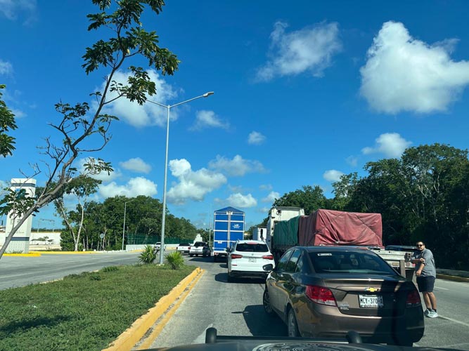 Retiro de camión provoca cierre parcial y congestionamiento en Playa del Carmen
