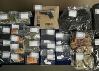 Detienen a cinco sujetos con cerca de 400 dosis de drogas y una pistola
