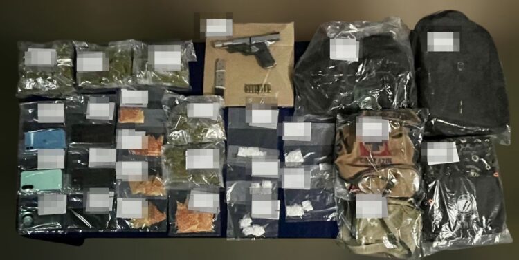 Detienen a cinco sujetos con cerca de 400 dosis de drogas y una pistola