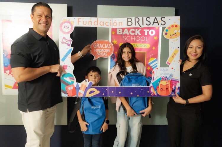 Nizuc Resort entrega mochilas y becas a hijos de colaboradores