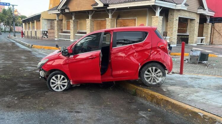 Conductor pierde el control y se estrella en la Zona Hotelera de Cancún