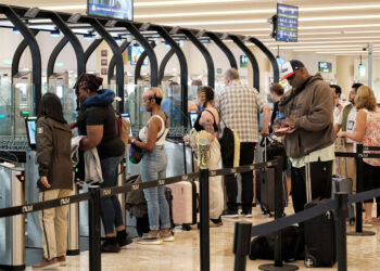 Detienen a estadounidense por romper cristal de comercio