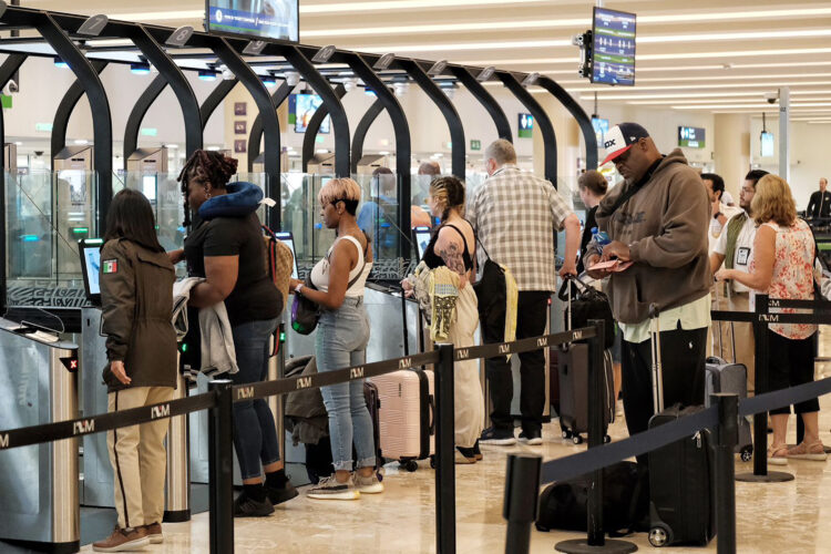 Detienen a estadounidense por romper cristal de comercio